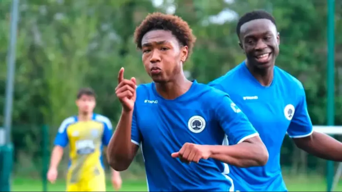 17 Year old tragically passes away on the pitch in the middle of a game- RIP Kaylen